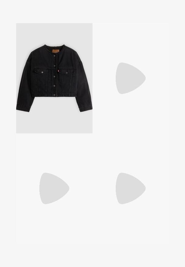 Schwarze kurze Jeansjacke mit vorderen Druckknöpfen, zwei Brusttaschen und weichem Fleecefutter, das am Kragen und an den vorderen Kanten sichtbar ist.; Schwarzes, kurzärmeliges, kurzes Levi's T-Shirt mit Rundhalsausschnitt und kleinem rotem Levi's-Logo auf der linken Brust.; Schwarze hochgeschnittene Slim-Fit-Jeans mit Vorder- und Gesäßtaschen, Knopfverschluss und Gürtelschlaufen, auf einem weißen Hintergrund präsentiert.; Schwarze Lederstiefelette mit einem klobigen hohen Absatz, Schnürung vorne, metallischen Ösen und gelben Nähten entlang der Sohle. Strukturierten Gummiaußensohle.