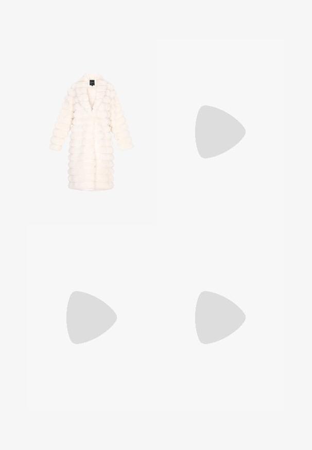 Hvid kunstpelsfrakke med et luksuriøst, rundt design. Har en dyb V-hals og lange ærmer, hvilket skaber en hyggelig, voluminøs silhuet.; Hvid langærmet turtleneck-top, lavet af glat stof med en tætsiddende form, der har en høj krave og et minimalistisk design.; Lysegrå bukser med høj talje og vide ben i tekstureret stof uden synlige lommer eller lukninger.; Høj brun ruskindsstøvle med intrikate beige syninger langs kanten, rund tå og flad sål. Enkel, strømlinet design.