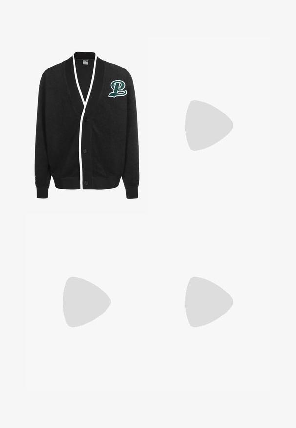 Sort cardigan lavet af blødt stof, med V-hals, hvid kant, knaplukning og grønt broderet "P" logo på venstre bryst.; Sort Puma sportstrøje med korte ærmer, hvidt logo, røde detaljer langs skuldrene og v-udskæring. Fremstillet af letvægtsmateriale.; Sorte vindbukser lavet af letvægtsmateriale, med sidelommer, en elastisk talje med snøre og refleksdetaljer på siderne.; Sorte lædersneakers med en cremefarvet stribe, gummisål og hvide accenter. Har struktureret overflade og snørebåndsdesign.