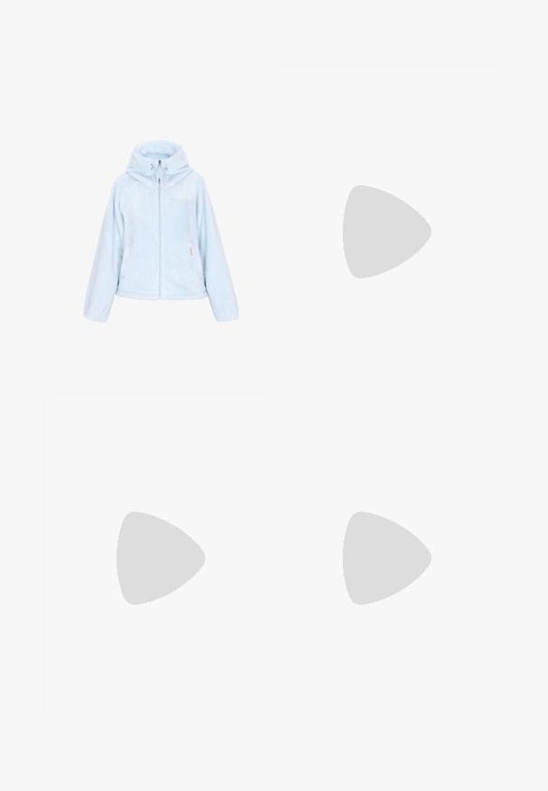 Lichtblauwe, zachte fleecejas met capuchon, volledige ritssluiting en zijzakken. Kenmerkt zich door een zachte textuur en een iets oversized ontwerp.; Wit T-shirt met korte mouwen met zwart-wit afbeelding van een man met zonnebril, pak, stropdas en wit overhemd.; Lichtblauwe denimshorts met rafelige zoom, knoopsluiting aan de voorkant, voor- en muntenzakken, plat gelegd op een witte achtergrond.; Leren cowboylaarzen in lichtblauw met een spitse neus, textuur op de bovenkant en decoratieve gouden stiksels. Licht gebogen houten hak.