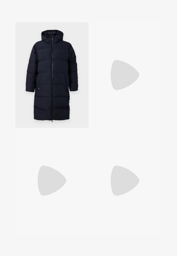 Lang zwart gewatteerd winterjack met capuchon, voorkeursrits en zijzakken, ontworpen voor koude weersomstandigheden.; Marineblauw gebreid sweater met lange mouwen, ronde halslijn en een klein logo op de borst. Glad textuur en aansluitend ontwerp.; Lichtblauwe denim jeans met een rechte pijp, versleten knielopen en een vijf-pocket ontwerp met een sluiting aan de voorkant met een knoop.; Zwarte leren herensloffen met moc toe stiksel, pennyriem, gestructureerde kraag en lage gestapelde hak op witte achtergrond.