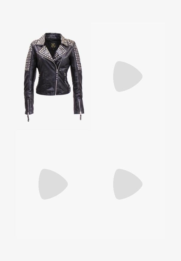 Schwarze Lederjacke mit silbernen Nieten auf Schultern, Revers und oberen Ärmeln, mit Frontreißverschluss und Reißverschlüssen an den Bündchen.; Schwarzes Mesh-Longsleeve-Oberteil mit einem taillierten, gerafften Oberteil und strukturiertem Overlay, rundem Ausschnitt und transparenten Ärmeln.; Schwarze, enge Jeans aus Denim mit einem distressed Design, das mehrere Risse und eine enganliegende Silhouette aufweist. Doppelknopfverschluss an der Taille.; Schwarze Leder-Stiefel bis zum Knöchel mit einer klobigen Sohle, Schnallen- und Riemenakzenten sowie einer strukturierten Oberfläche. Verfügt über eine Zuglasche für einfaches An- und Ausziehen.