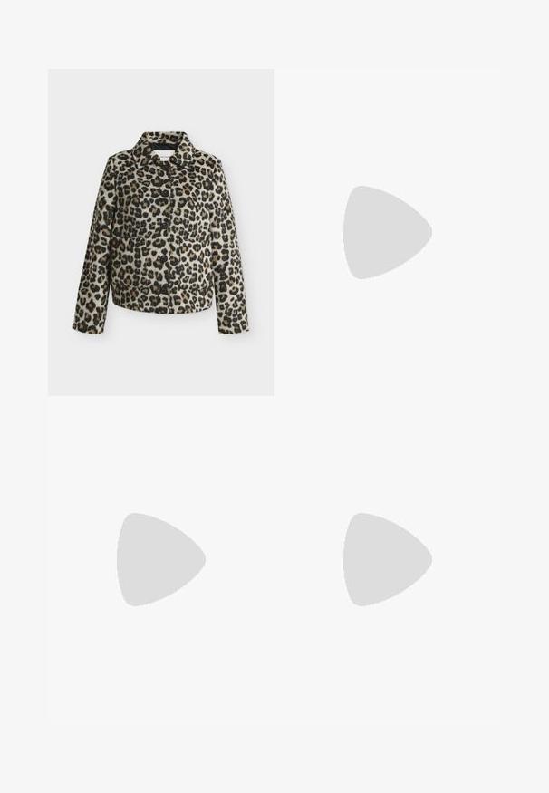 Veste à boutons avec motif léopard, manches longues et col, présentée sur un fond gris clair uni.; Polo blanc à manches longues côtelé avec cinq boutons et un col rabattu sur un fond uni.; Pantalons à motif check noir et blanc, fabriqués en tissu léger. Caractéristiques d'un design à jambe droite et d'une taille avec passants de ceinture.; Mocassins en cuir noir avec un bout arrondi, des détails cousus et un petit talon. Texture lisse et semelle en caoutchouc flexible.