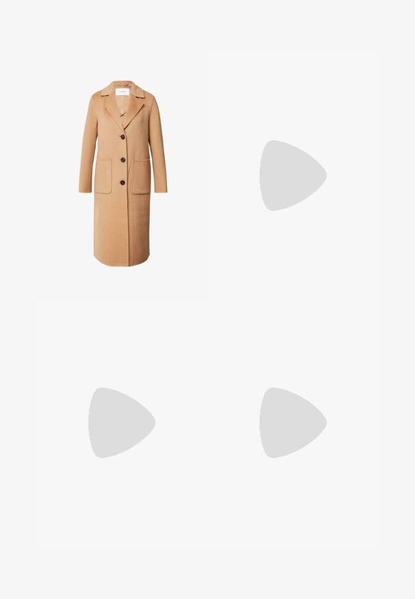 Langer kastanienbrauner Wollmantel mit Reverskragen, drei dunklen Knöpfen, zwei aufgesetzten Taschen vorne und langen Ärmeln.; Beige gestrickter Pullover mit Rundhalsausschnitt, langen Ärmeln und geripptem Saum. Texturierter Stoff mit weicher Optik. Einfaches und vielseitiges Design.; Beige Hosen mit weitem Bein, Falten, Gürtelschlaufen und Seitentaschen, für eine lockere Passform entworfen.; Frau mit langen dunklen Haaren sitzt, trägt einen lockeren schwarzen Blazer, passende weite Hosen und dunkle Stiefeletten vor einem schlichten weißen Hintergrund.