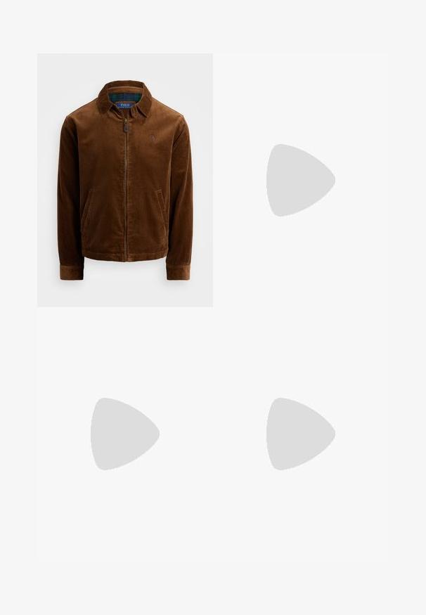 Brun kordfløjljakke med lynlås foran, spids krave og to sidelommer. Har et broderet logo på brystet.; Marineblå polo shirt lavet af blød bomuld, med en tre-knaps placket, korte ærmer og et gult logo på venstre bryst.; Slim-fit mørkebrune jeans med fem lommer, knap- og lynlåslukning samt synlige Polo-mærkater på linningen og forlommerne.; Brun herre loafer i ruskind med syningdetaljer, en penny-lomme på overdelen og en mørk gummisål.