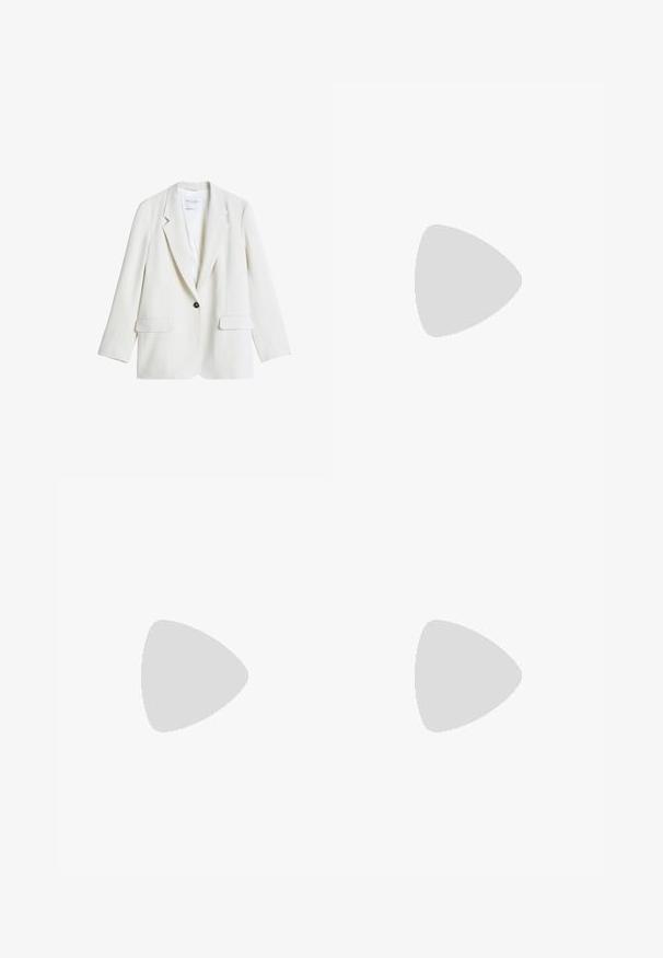 Weißer Ein-Knopf-Blazer mit Revers und Pattentaschen, flach auf weißem Hintergrund präsentiert.; Strick-Midikleid in hellem Creme mit tailliertem Schnitt, V-Ausschnitt, verstellbarem Bindeband in der Taille und horizontalen Streifenmustern.; Geflochtene Ledersandalen in hellbraun, mit einem übergroßen geflochtenen Obermaterial und flachem Absatz. Die spitze Zehenpartie sorgt für einen eleganten Look.; Gewebte Strohtasche mit breitem Boden, geflochtenen Griffen und natürlicher beiger Farbe auf schlichtem weißem Hintergrund.