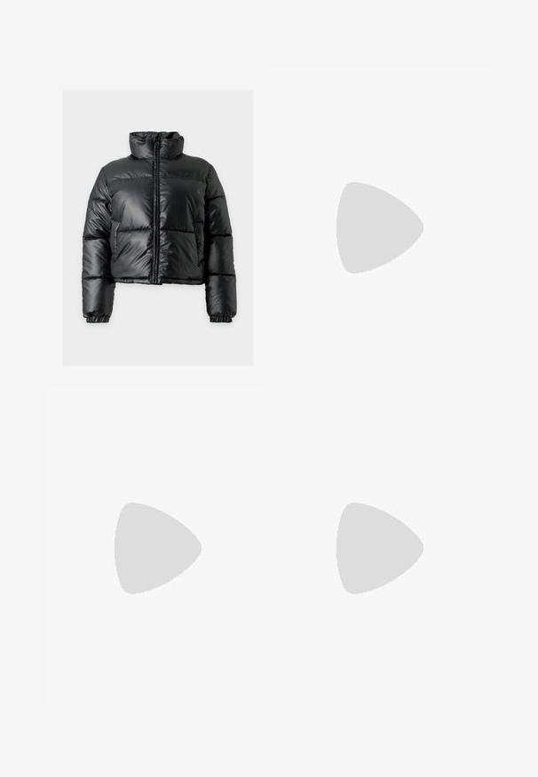 Zwarte glanzende bodywarmer met hoge kraag, rits aan de voorkant, elastische manchetten en horizontale doorgestikte naden op mouwen en lichaam.; Witte losse korte-mouwtrui met een hoge hals en geribde zoom, weergegeven op een effen witte achtergrond.; Lichtblauwe denim jeans gezien van achter met twee achterzakken en een rechte pasvorm.; Zwarte leren instappers met een chunky, gestructureerde zool, voorzien van een band over de voet en een gladde, gepolijste afwerking.