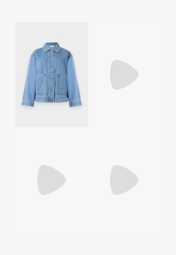 Veste en denim bleu clair avec col, manches longues, fermeture à boutons sur le devant et deux grandes poches avant sur fond blanc.; T-shirt blanc uni à manches courtes, col rond, coupe régulière, avec une petite étiquette à l’intérieur du col indiquant "SELECTED FEMME."; Pantalons beige ajustés en tissu lisse, avec une coupe droite, des poches latérales et des détails de pli à l'avant.; Baskets blanches basses avec lacets, détails perforés sur les côtés et languette au talon, sur fond neutre.