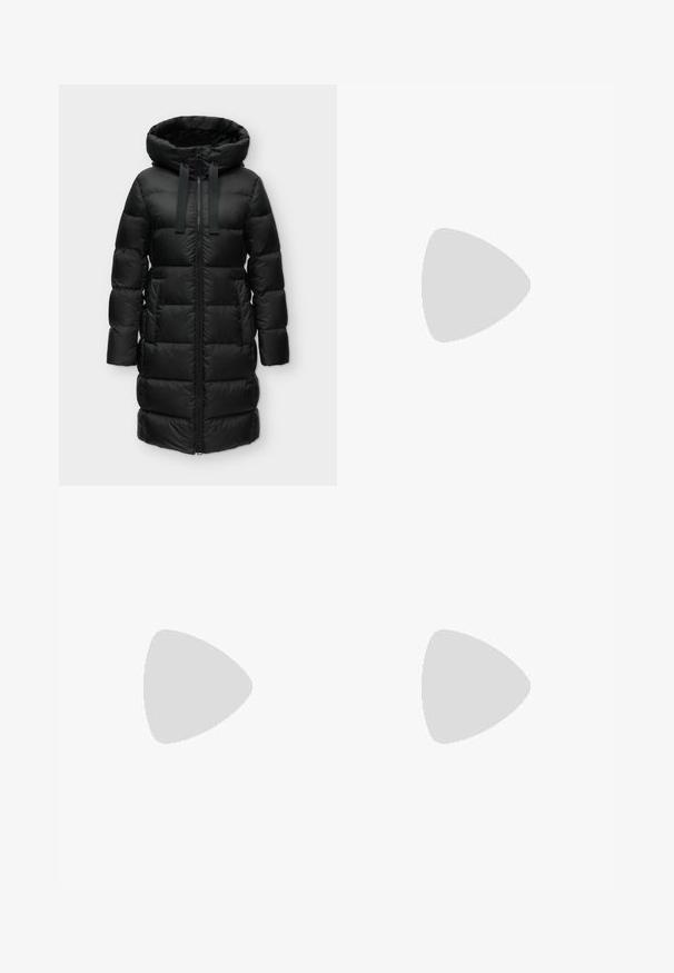 Sort lang vinterjakke med hætte, lynlås foran og to sidelommer, designet til koldt vejr.; Sort ribbet rullekravesweater med lange ærmer. Fremstillet af strikmateriale med en tætsiddende design. Glat tekstur og høj halsdetalje.; Sorte fløjlsbukser med høj talje, vide ben, forreste knap og sidelommer, vist på en ensfarvet lys baggrund.; Sorte laklæder ankelstøvler med spids tå, elastiske sidelapper og en chunky hæl, der har en glat, blank overflade.