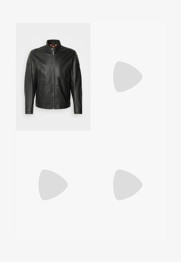 Chaqueta de cuero negra con cierre de cremallera, cuello elevado y detalles en los hombros. Presenta parches texturizados en los hombros y bolsillos laterales.; Suéter negro de cuello alto confeccionado en un tejido de punto fino, con mangas largas y una silueta ajustada. Textura suave con puños acanalados.; Chinos de algodón negros con un corte ajustado, que cuentan con una cintura estándar, bolsillos frontales y un solo bolsillo trasero. Textura suave y detalles mínimos.; Botín negro de cuero con tacón bajo, costura lateral y pequeño logo "HUGO" en el puño superior sobre un fondo liso.