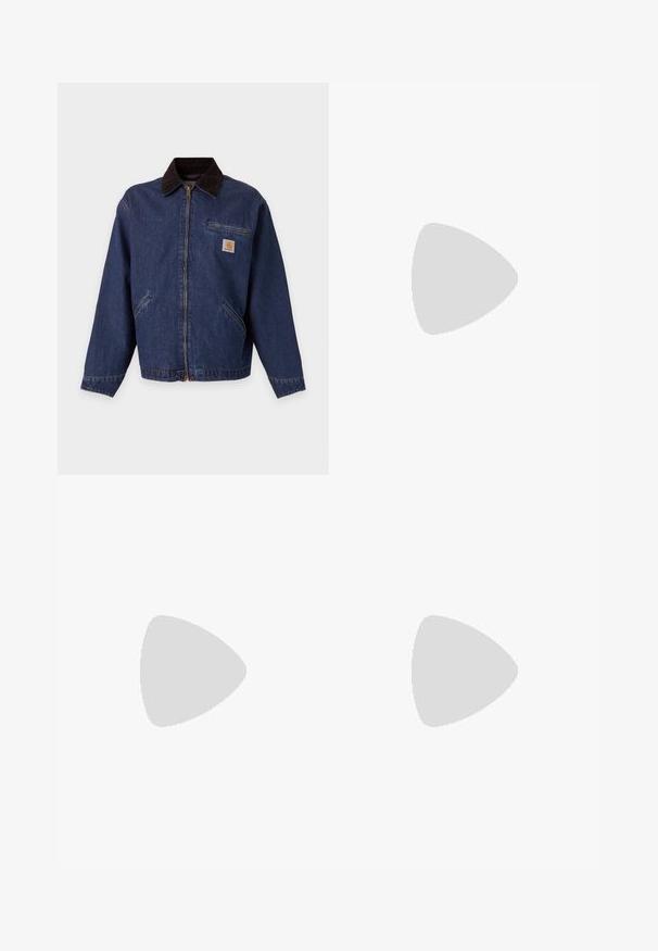 Chaqueta de mezclilla azul oscuro con cremallera frontal, cuello negro, dos bolsillos laterales, bolsillo en el pecho con cremallera y un pequeño parche con el logo de Carhartt en marrón y blanco.; Camisa de mezclilla azul claro, con botones y mangas largas, cuello puntiagudo y un pequeño logotipo en el lado izquierdo del pecho. Presenta un corte relajado y un diseño clásico.; Pantalones de mezclilla marrones de pierna ancha con cierre de botón, trabillas para el cinturón y bolsillos delanteros. La tela tiene una textura ligeramente desgastada.; Bota de cuero negro de tobillo con ojales dorados, acentos marrones y suela de goma. Presenta un cuello acolchado y un logotipo en relieve en el costado.
