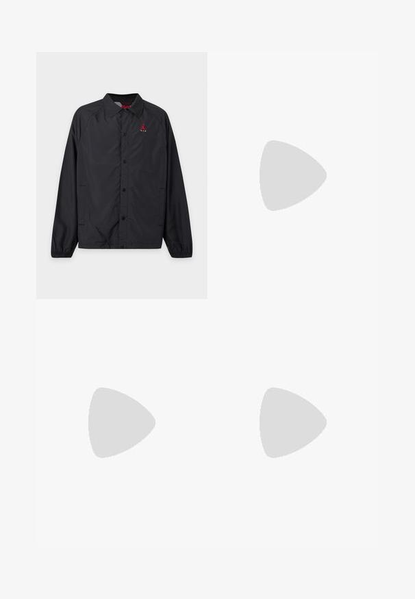 Sort let jakke med knapper, krave, elastiske ærmer, sidelommer og lille rødt logo på venstre bryst.; Hvid bomuld T-shirt med rund hals og korte ærmer. Den har et lille sort Jordan-logo på venstre brystområde.; Sorte atletikbukser med røde pipinger, elastisk taljebånd og manchetter, samt et lille hvidt Jumpman-logo på højre lår.; Sorte sportsko med en struktureret overflade, glatte detaljer og en kraftig sål, der er parret med mørke, løstsiddende cargo-bukser.