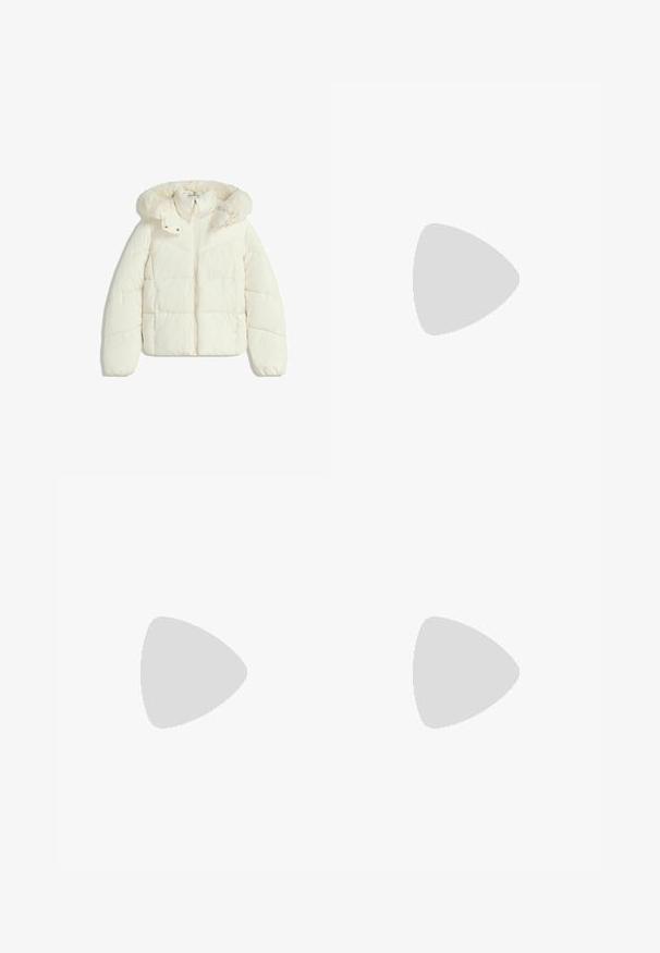 Cremefarvet pufferjakke med lynlås foran og en fluffy pelsforet hætte, designet til varme og vinterbrug.; Hvid rullekrave sweater lavet af blødt stof, med en afslappet pasform, sænkede skuldre og brede ribstrikkede manchetter og kant.; Beige leggings med en høj, bred talje, lavet af et blødt, strækbart stof. Lige ben-design uden synlige sømme eller mønstre.; Beige ruskindsankelstøvle med rund tå, synlige sting og en tekstureret brun gummisål. Har en træksløjfe på bagsiden.