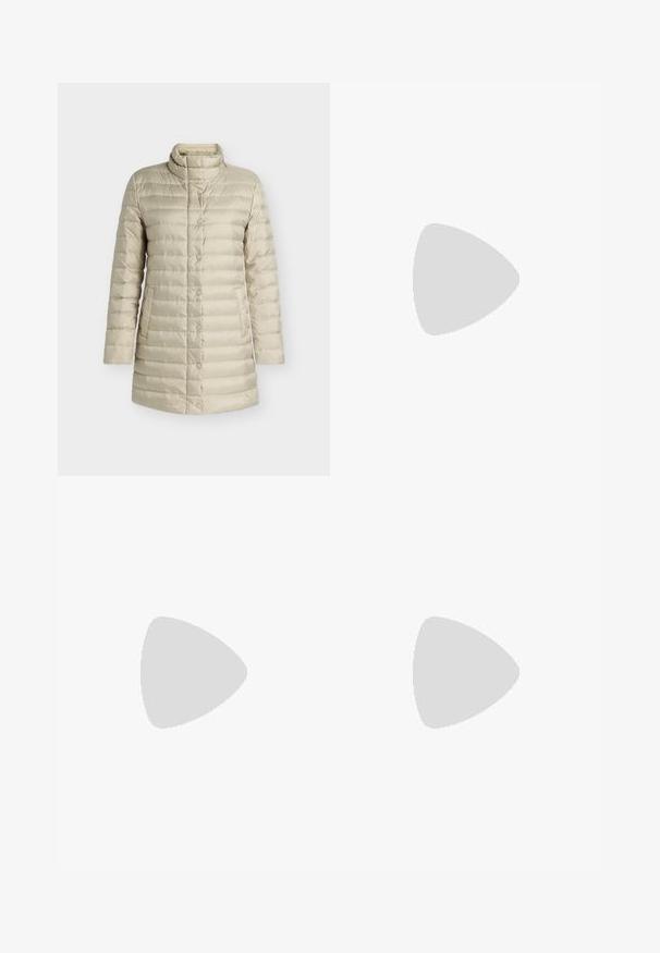 Beige doorgestikte lange donsjacket met hoge kraag, drukknoopsluiting en zijzakken, getoond op een effen achtergrond.; Witte t-shirt met korte mouwen, ronde hals, relaxte pasvorm, gemaakt van zacht katoen. Glad textuur, geen patronen of logo's.; Zwarte skinny jeans van denim, met een frontale knoopsluiting, gestudeerde details op de zakken en een gladde textuur.; Sneaker in roomkleur met een gestructureerde beige rubberen zool, vetersluiting en subtiele merkdetails aan de zijkant. Bovenwerk van glad leer.