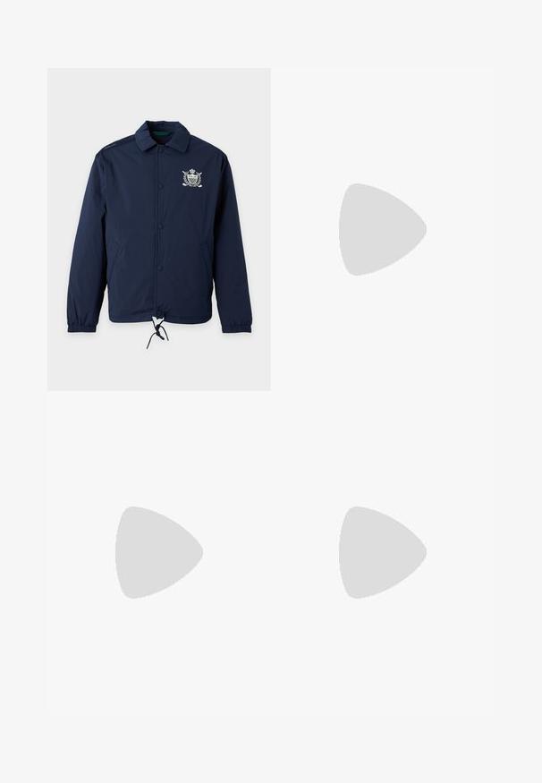Marineblauwe jas met kraag, knoopsluiting aan de voorkant, elastische manchetten, zijzakken, trekkoord in de zoom en wit geborduurd schild op de linkerborst.; Donker marineblauw gebreid topje met korte mouwen, gestructureerd zigzagpatroon en geribde ronde halslijn, manchetten en zoom.; Donkerblauwe spijkerbroek met een relaxed fit, met subtiele vervaging, een rechte pijp en een klassiek vijf-pocket ontwerp.; Zwarte suède sneakers met een laag ontwerp, bijpassende veters, een crèmekleurige rubberen zool met textuur en een minimalistische silhouet.