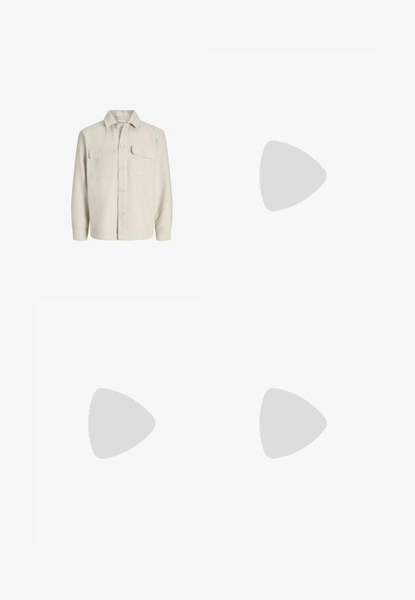 Surchemise beige à manches longues avec cinq boutons devant, deux poches poitrine à rabats et boutons, et un col en pointe.; Gilet en tricot sans manches de couleur crème avec un col rond et une texture côtelée.; Short de bain bleu marine en tissu léger, avec une taille élastique et un cordon de serrage, coupe droite.; Sandales en cuir marron avec un design à lanières, ornées d'un détail de boucle, portées avec un pantalon vert sur une surface texturée.