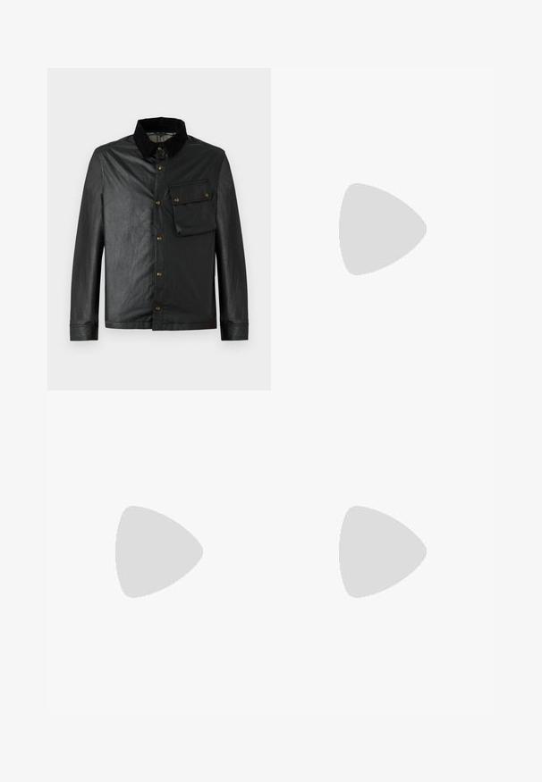 Schwarze, leichte Jacke mit Knopfleiste, Cordkragen und Brusttasche. Verfügt über Messingbeschläge und eine glatte, leicht glänzende Textur.; Braunes Langarmshirt aus weichem Stoff mit rundem Ausschnitt und gerippter Struktur. Einfaches, klassisches Design ohne Verzierungen.; Hellblaue Jeans mit geradem Bein, hohem Bund, fünf Taschen, Knopfverschluss und dezentem Verblassen an Oberschenkeln und Knien.; Schwarze Lederschuhe mit glatter Oberfläche und runder Zehenpartie, mit Schnürverschluss und einer flachen, niedrigen Sohle. Kombiniert mit braunen Hosen.