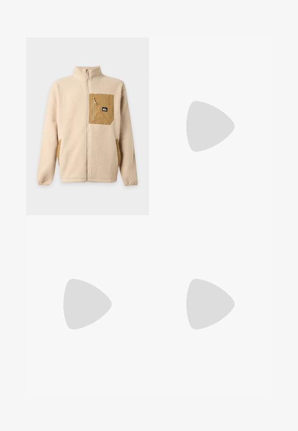 Beige fleecejack met volledige rits, hoge kraag en bruine ritssluiting op de borst met een klein zwart-wit logo.; Zwarte polo met lange mouwen, gekenmerkt door een textuur met horizontale strepen in oranje en blauw, met een logopatch op de linker mouw.; Zwarte denim broek met een rechte pijp, voorzien van een knoopsluiting aan de voorkant, twee zijzakken en een subtiele structuur.; Bruine leren enkellaars met metalen oogjes, witte faux bont voering, zwarte gewatteerde kraag, robuuste zool en een reliëflogo aan de zijkant.