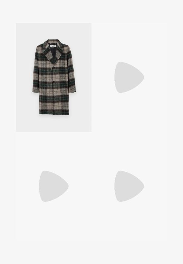 Manteau en laine à carreaux avec un motif gris, vert et noir, revers crantés, fermeture à un bouton et poches latérales.; Sweatshirt en coton noir avec des manches longues et un col rond. Présente un petit logo d'aigle jaune sur la poitrine. Texture douce.; Pantalon noir en tissu lisse, présentant une coupe droite, deux poches avant et une fermeture à glissière avec bouton.; Mocassin homme en cuir noir avec couture moc toe, bride penny, col texturé et petit talon empilé sur fond blanc.