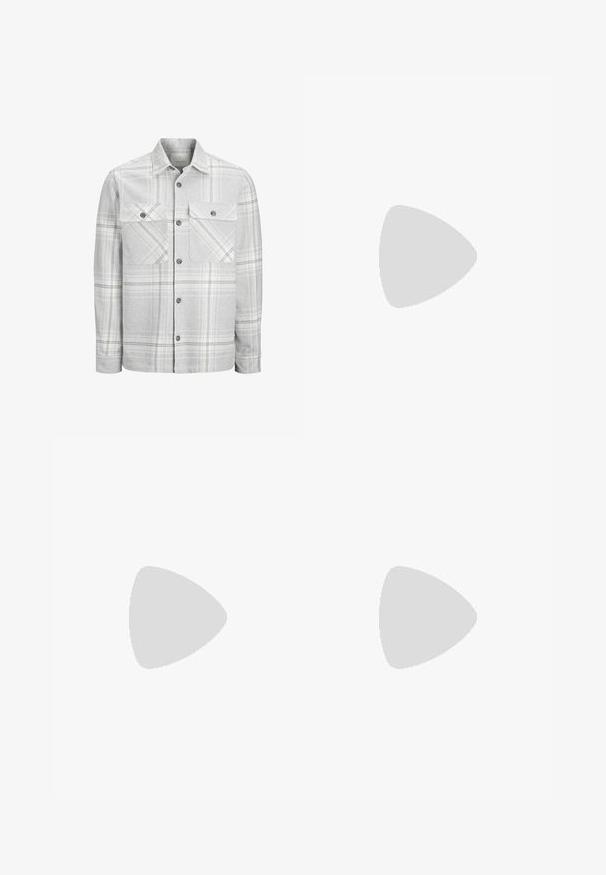 Gråternet flannel skjorte med knaplukninger og to brystlommer. Har et ternet mønster med hvide og sorte accenter.; Lys off-white kortærmet T-shirt med rund hals, unisex design, præsenteret på en neutral grå baggrund.; Denimjeans i mellemblå med en falmet finish, fem-lomme design, lynlås og standard lige ben skæring. Distinkt syninger detaljer.; Hvid læderkredsko med en glat tekstur, rundet tå, fladt snøresystem og beige gummisål. Små perforeringer for ventilation.