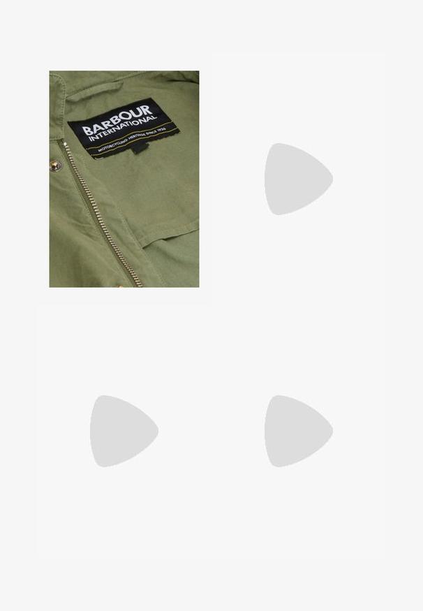Close-up van de binnenkant van een groen jack met een Barbour International-label en een zilveren metalen rits.; Lange mouwen henley-shirt in lichtbeige ribbelstof, met een V-hals, een drieknoopsluiting en manchetten. Rode logo-label aan de onderkant.; Cargo broeken in kaki, gemaakt van een katoenmix. Voorzien van meerdere zijzakken, een knoopsluiting en elastische boorden bij de enkels.; Bruine leren enkelboot met een ronde neus, stevige zool, hardware in goudkleur en een gestructureerde bovenkant. Inclusief een merklabel dat is bevestigd.
