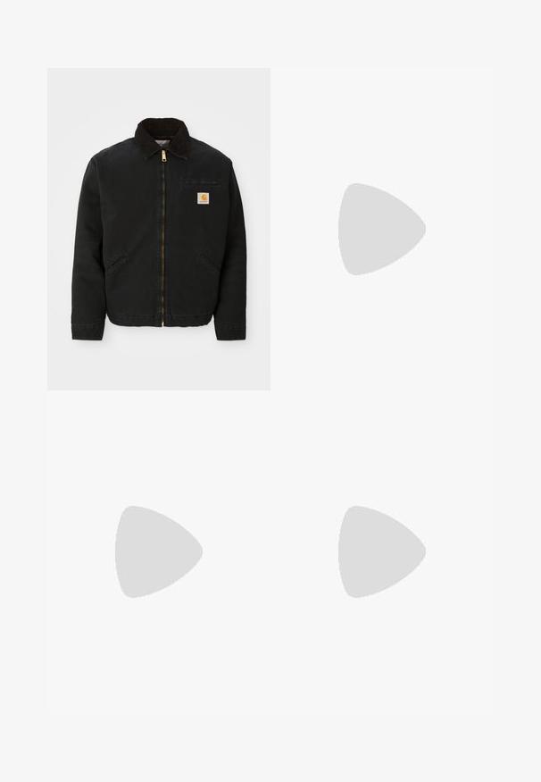 Veste noire à zip avec un col en velours côtelé marron, deux poches latérales et un petit patch carré avec le logo Carhartt sur la poitrine gauche.; Chemise en velours côtelé vert à manches longues, col boutonné, poche poitrine avant et boutons beige sur le devant et au col.; Pantalons cargo en vert olive foncé, dotés de multiples poches latérales, d'une coupe droite et d'un tissu durable à finition texturée.; Bottine en cuir brun avec œillets en métal, doublure en fourrure blanche, col rembourré noir, semelle robuste et logo en relief sur le côté.