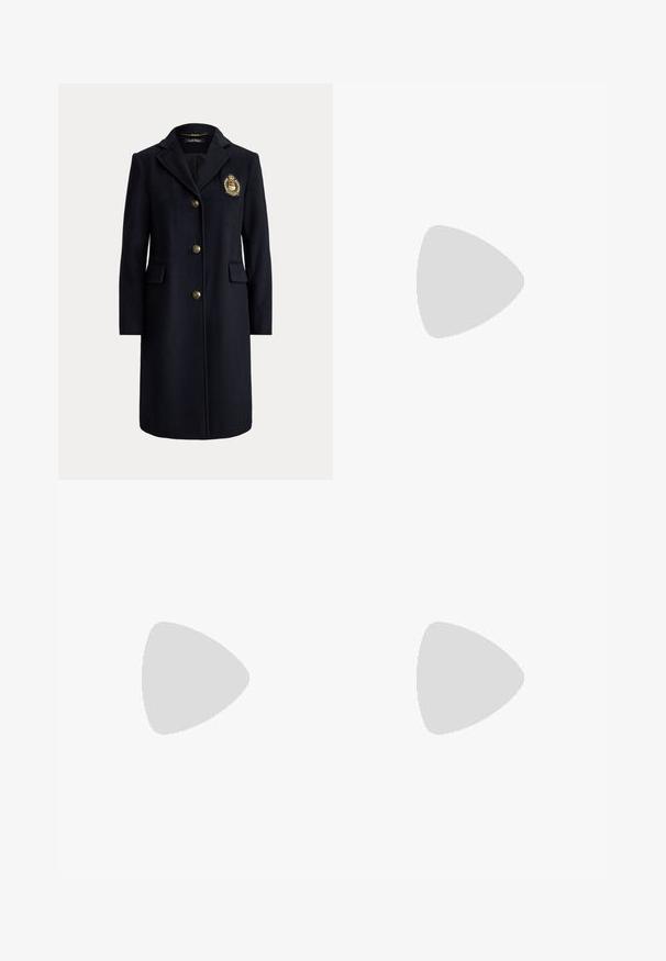 Long manteau bleu marine avec boutons dorés, col cranté, poches avant à rabat et un emblème doré en forme de blason sur la poitrine gauche.; Haut en dentelle noire à manches longues avec col haut agrémenté d'une bordure à volants, motifs floraux et texture transparente. Conçu pour un ajustement près du corps.; Jupe noire en tulle superposé avec un design à volants. Elle dispose d'une taille élastique. Le tissu transparent ajoute de la texture et du mouvement.; Botte noire jusqu'au genou avec un laçage sur le devant, fabriquée en cuir lisse et texturé, dotée d'un talon sculpté et d'un design de panneaux géométriques.