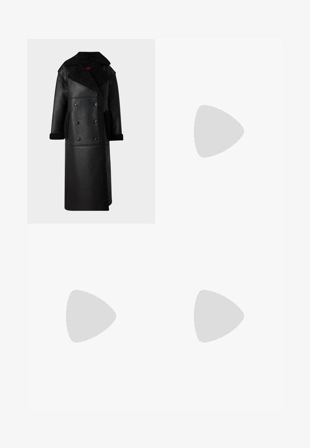 Sort læderfrakke med dobbeltradet design, lammeskindsdetaljer på kraven og lommerne, lang længde og tekstureret finish.; Mørkegrå, fuzzy turtleneck sweater med afslappet pasform og dropped shoulders. Blød tekstur og cropped kantdetalje. Ingen synlige lukninger.; Sorte vidde jeans lavet af denim, med høj talje, fem lommer og sølv hardware detaljer. Glat tekstur, enkelt design.; Sort læderankelstøvle med spids tå og lav kitten-hæ, vist vinklet mod en poleret gulv- og glasblokvæg.