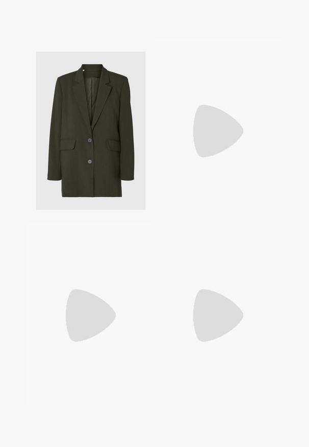 Blazer ajustado color verde oliva oscuro con solapas con muesca, dos bolsillos delanteros con solapa y dos botones negros en el centro delantero.; Suéter de punto beige con una textura suave, escote redondo y mangas largas. Diseño simple sin patrones ni acentos visibles.; Pantalones beige de tiro alto con botón delantero, cierre de cremallera, trabillas para cinturón, bolsillos inclinados y corte recto en la pierna.; Mocasín de ante marrón con tacón plano, con una correa decorativa sobre el empeine y un acabado liso y texturizado.
