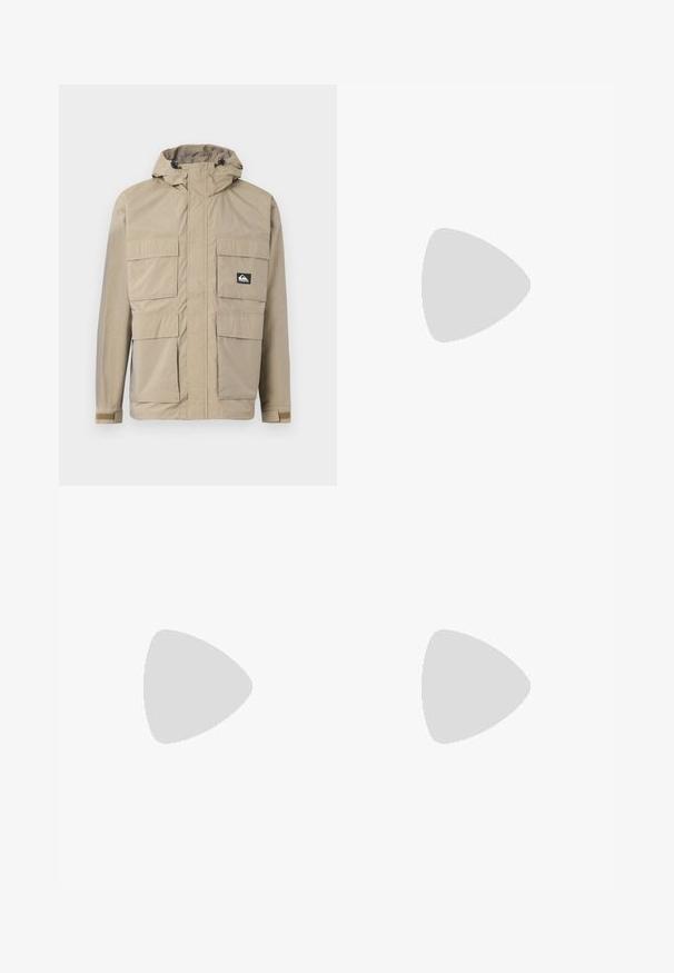 Beige vandtæt jakke med hætte, med lynlås front, fire store frontlommer og justerbare manchetter. Struktureret stof med et rutenetmønster.; Beige sweatshirt med lange ærmer, ribbet manchetter og rund halsudskæring. Har en lille hvid logo på brystet. Blød tekstur.; Camo sweatpants med et brunt og grønt naturligt mønster, der har en elastisk talje med snore og elastiske manchetter ved anklerne.; Sort New Balance sneaker med neon grønne accenter svævende over grå betontrin i dæmpet belysning.