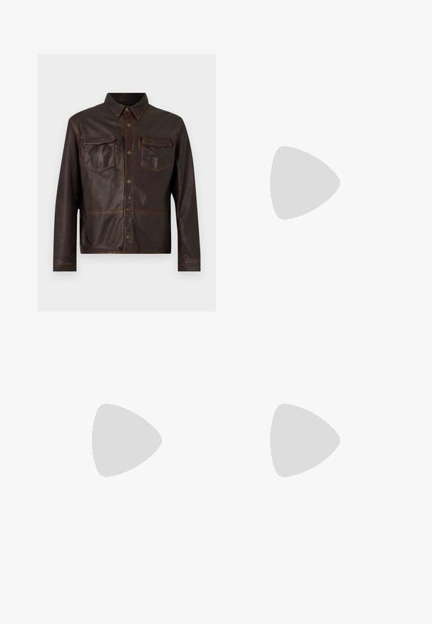 Chaqueta de cuero marrón oscuro con mangas largas, botones a presión en el frente, dos bolsillos con solapa en el pecho y un cuello pointedo.; Camisa de cuello alto negra hecha de una tela suave. Cuenta con mangas largas y un collar alto. Diseño sencillo sin patrones ni acentos adicionales.; Pantalones grises ajustados con un fino estampado de cuadro, diseño de pierna recta y una textura de tela suave. Cuenta con trabillas para cinturón y cierre de cremallera.; Mocasín de cuero negro sin cordones con detalle trenzado a lo largo de los lados y tacón bajo sobre un fondo blanco liso.