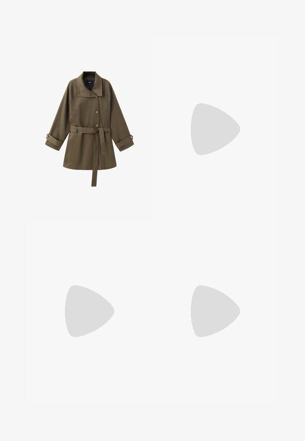 Olivengroene trenchcoat met riem, brede kraag, drie knopen aan de voorkant, lange mouwen met knoopmanchetten en zijzakken.; Witte langemouwen shirt van katoen, met een klassieke kraag, knopen aan de voorkant en een rechte zoom met iets afgeronde randen.; Donkerblauwe denim broek met een rechte pijp, voorzien van een klassieke vijf-pocket stijl, zichtbare stiksels en een knoopsluiting bij de taille.; Zwarte leren kniehoog laars met zijgesp, decoratieve stiksels langs de schacht en lage blokhak.