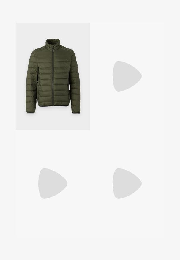 Olivengrøn quiltet jakke med opretstående krave, fuld lynlås foran og lynlåslommer i siden, designet til varme og afslappet brug.; Beige langærmet strikket sweater med tekstureret vaffelmønster, rund halsudskæring samt ribstrikkede manchetter og kant.; Lys blå denimjeans med en slim fit, der har mindre slidte detaljer og en fem-pocket design, afsluttet med en standard knaplukning.; Fødder iført beige sneakers med brune såler og sorte bukser med vide ben på hvid baggrund.