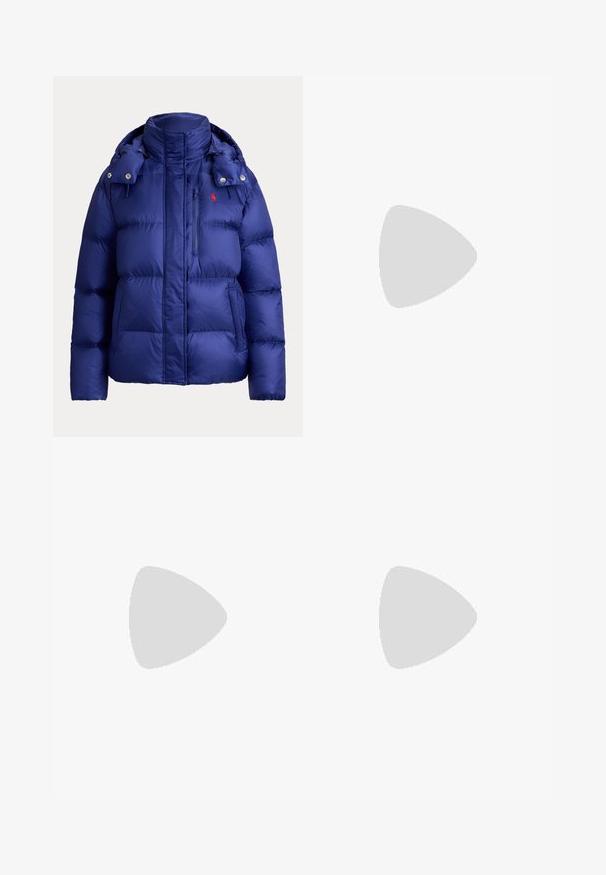 Blauwe gewatteerde jas met hoge kraag, ritssluiting borstzak, twee zijzakken en afneembare capuchon met drukknopen.; Navy blauw poloshirt met lange mouwen, twee knopen en wit Wimbledon-logo op de linkerborst.; Lichtblauwe high-waist flared jeans met voorzakken, knoop- en ritssluiting en een kleine scheur op de linkerknie.; Bruine leren mocassin met gestikte details en een gestrikte veter op een effen lichte achtergrond, gezien van opzij.