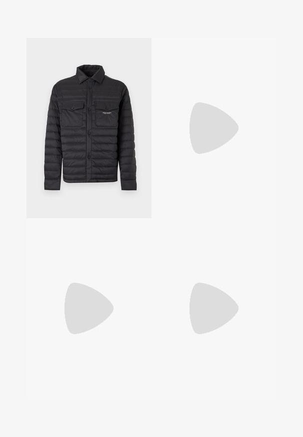 Veste matelassée noire avec fermeture complète à boutons sur le devant, deux poches poitrine à rabat et col, avec petit logo blanc Armani Exchange sur la poche droite.; T-shirt bordeaux à manches courtes et col rond, avec un texte de logo "Armani" superposé en blanc et noir sur la poitrine.; Jean denim bleu foncé coupe droite avec bouton et fermeture éclair à l'avant, passants de ceinture et poches avant visibles sur un fond clair uni.; Chaussure de sport en cuir noir avec une finition lisse, bout arrondi, panneau latéral texturé et lacets noirs. Présente une semelle en caoutchouc plate et un design minimaliste.