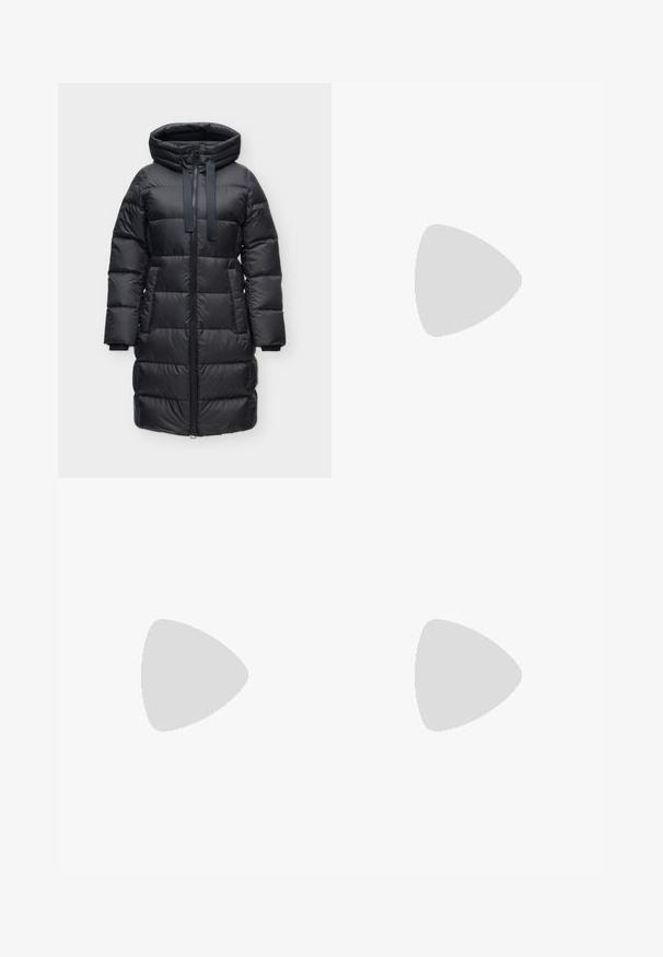 Lang sort vinterjakke med foring, hætte, frontlynlås, sidelommer og snøre-detaljer på hætten.; Sort langærmet turtleneck top lavet af glat stof, med et tætsiddende design og høj hals, velegnet til lag-på-lag brug eller som en selvstændig beklædningsgenstand.; Sorte leggings lavet af strækbart stof med en sømløs talje, tætsiddende design og glat tekstur, velegnet til forskellige aktiviteter.; Sort ankelstøvle med en glat læderfinish, elastiske sidedele og en chunky rektangulær hæl. Har en løkke til nem påtagning.