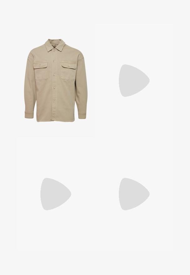 Camisa de botones beige hecha de una mezcla de algodón, con cuello recto, dos bolsillos en el pecho y mangas largas con puños abotonados.; Camiseta de gran tamaño en gris claro, con mangas cortas, cuello redondo, hecha de tela suave, con un dobladillo recto sin patrones ni adornos.; Pantalones beige de pierna recta con cierre de botón y cremallera, trabillas para cinturón y bolsillos laterales, colocados planos sobre un fondo blanco.; Zapatilla de cuero blanco con textura suave, puntera redonda, cierre de cordones y suela de goma plana. Diseño minimalista sin patrones visibles.