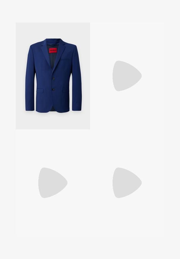 Marineblazer met een knoopsluiting van twee knopen, notch revers, zijzakken en een rode binnenlabel, gemaakt van een gladde stof.; Lichtblauw langslowel shirt van soepel katoen, met een klassieke kraag, knoopsluiting en subtiele branding op de borst.; Grijze op maat gemaakte broek met een gladde textuur, slim fit en taps toelopende benen, met een platte voorkant en riemlussen voor extra detail.; Zwarte leren veter schoenen met een gladde textuur, ronde neus en subtiel stiksel detail. Voorzien van een rode trekband op de hiel.