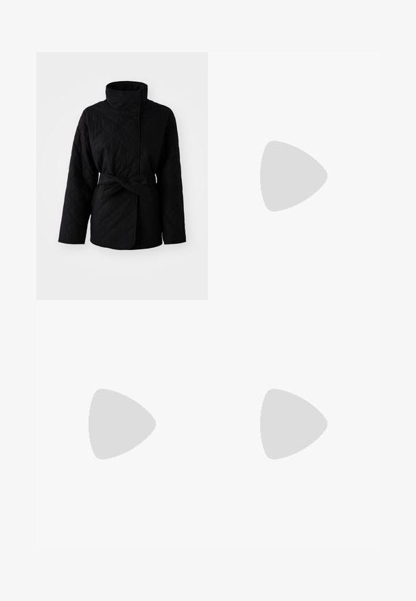 Veste matelassée noire avec col haut, taille ceinturée et tissu texturé. Présente des motifs diagonaux et des manches longues, conçue pour la chaleur.; T-shirt en coton blanc avec col rond et manches courtes. Présente un texte imprimé rouge "C'EST LA VIE PARIS" sur la poitrine. Design simple.; Jean noir en denim avec une coupe évasée, design à cinq poches et fermeture par bouton. Présente des détails de surpiqûres subtils et une ceinture classique.; Ballerines en cuir verni rouge avec un bout rond, une sangle élastique avec une boucle ronde, et une semelle plate beige. Surface lisse avec finition brillante.