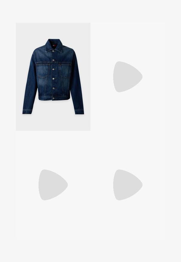 Veste en jean bleu foncé avec boutonnière devant, deux poches poitrine, manches longues et col classique sur un fond uni.; T-shirt jaune à manches courtes et col rond avec un logo BOSS discret sur la poitrine gauche et une étiquette de col noire.; Jean droit en denim bleu clair avec fermeture par bouton et zip, poches avant et arrière, et passants de ceinture à la taille.; Mocassin en cuir noir avec mors en métal doré et logo "HUGO", présenté sur un tapis beige et un meuble translucide marron.