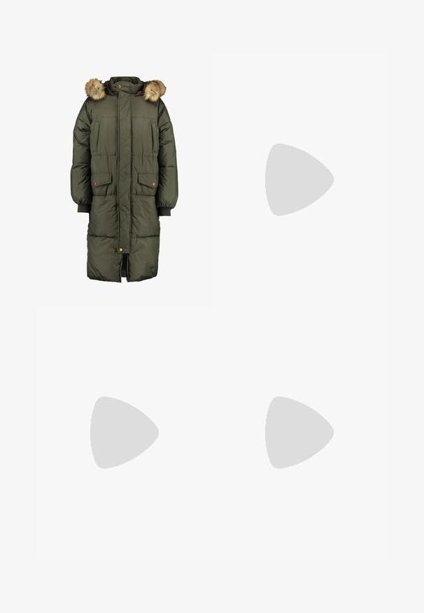 Manteau matelassé vert olive avec capuche et bordure en fausse fourrure, doté de deux poches avant et d'un motif matelassé. Fermeture éclair et boutons.; Turtleneck à manches longues noir. Tissu doux, design près du corps, col montant et coutures latérales. Style simple et polyvalent, idéal pour le superposition.; Jean en denim noir avec une silhouette ajustée, taille haute et design à cinq poches. Fabriqué en matériau lisse et extensible pour le confort.; Botte noire montante jusqu'au genou avec un devant en cuir lisse, des panneaux en maille et un talon bloc bas avec une sangle et un détail de boucle.