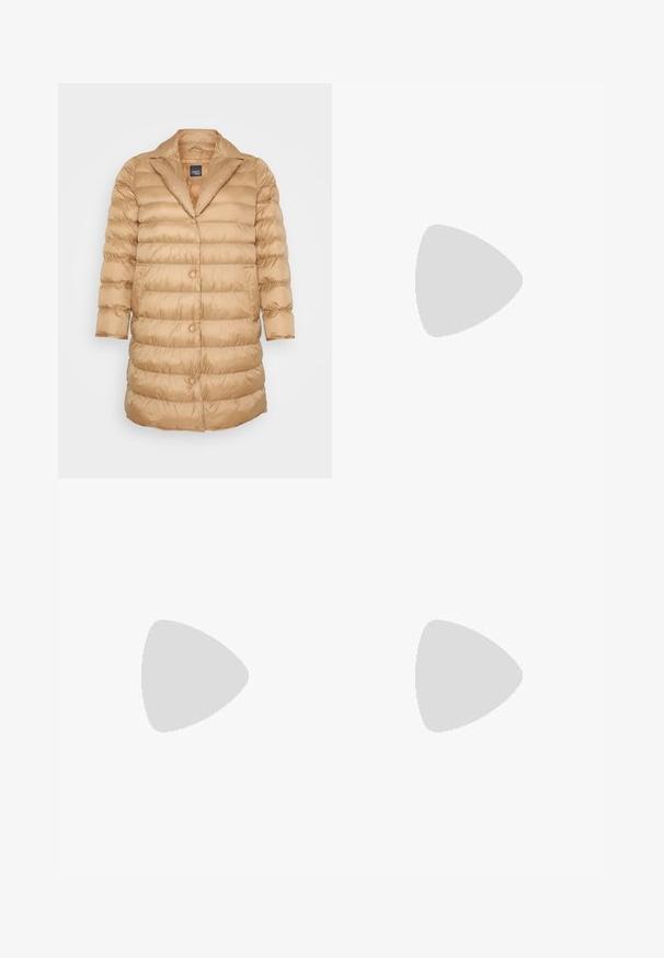Lys beige pufferjakke med en shiny finish, oversized krave og knaplukninger. Har vandrette quiltede sektioner og trekvartærmer.; Hvid langærmet skjorte med knaplukning foran, krave, lavet af bomuld. Har en blød tekstur og afslappet pasform, med afrundet kant og knapmanchetter.; Blå denim skinny jeans med høj talje, standard fem-lomme design og subtil falming. Har metalknap og lynlås lukning.; Sort læder-loafer med høje hæle, rundet tå, dekorativ strop og lille metaldetalje. Glat tekstur og elegant design.