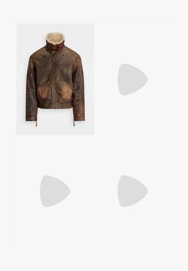 Braune, abgenutzte Lederjacke mit Schafslederkragen, Frontreißverschluss, Schnallenriemen, zwei vorderen Taschen und Reißverschlüssen an den Ärmeln.; Helles beige Baumwollhemd mit Knöpfen, klassischem Kragen, langen Ärmeln, weißen Knöpfen und einem kleinen blauen Logo auf der Brust.; Braune Cordhosen mit Fronttaschen, Gürtelschlaufen und Knopfverschluss, dargestellt auf weißem Hintergrund.; Beiger Wildleder- und Leder-Low-Top-Sneaker mit Gummisohle, weißen Schnürsenkeln und Polo-Logo an der Seite und an der Sohle.