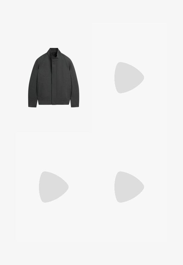 Mørkegrå lynlåstrøje med høj krave og to sidelommer, designet til en slank pasform og ren, minimalistisk stil.; Grå strikket langærmet sweater med ribmønster og rund halsudskæring, mærket Massimo Dutti.; Mørkegrå skræddersyede bukser med bæltestropper, knaplukning, forkantfold og opsmøgte kanter, vist fladt mod en hvid baggrund.; Sort læderloafer svæver over en skinnende sølvfarvet, polstret lædersofa i et minimalistisk miljø.