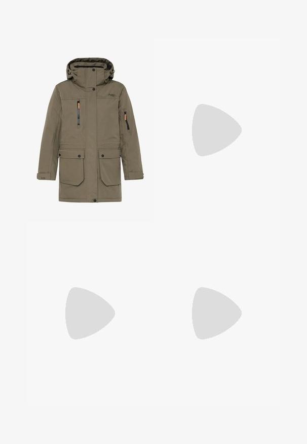 Parka verde oliva con capucha, que cuenta con bolsillos en el pecho y laterales con cremallera, cierres a presión y detalles en cuero de contraste.; Chaqueta de forro polar marrón con cuello alto, cierre de media cremallera en la parte delantera y un bolsillo en el pecho; cuenta con una tela texturizada y un logotipo en el frente.; Pantalones cargo color verde olivo con cinturilla elástica y cordón ajustable. Cuenta con dos bolsillos con cremallera en los laterales y dos grandes bolsillos cargo.; Botas de senderismo en color beige con una parte superior de ante y lona, con cordones turquesa, cuello acolchado y suela de goma negra que presenta un patrón de agarre texturizado.