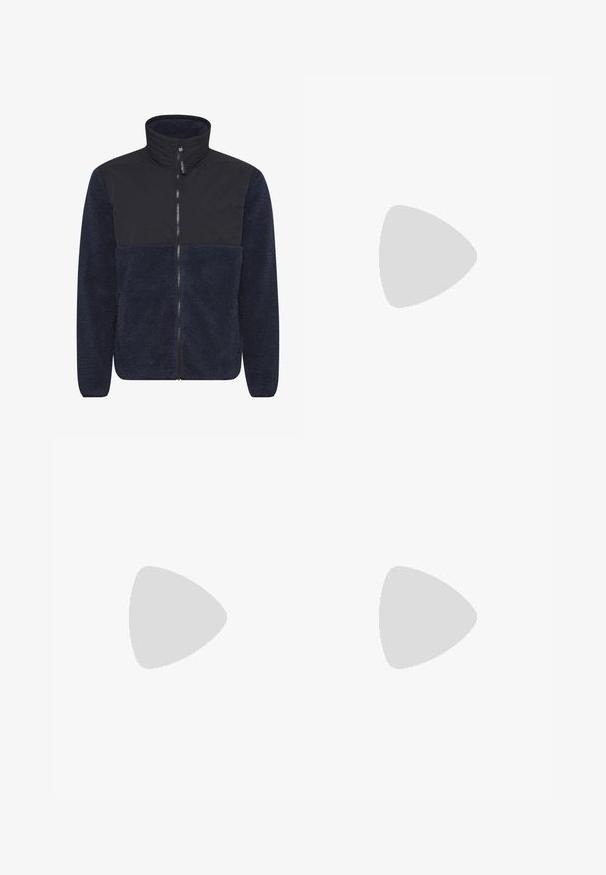 Marineblå fleecejakke med høj krave, kontrasterende glat stof øverste sektion, fuld front lynlås og struktureret krop for varme.; Mørkeblå sweater lavet af blødt stof. Har en rund halsudskæring, lange ærmer og ribbede manchetter og kant. Glat tekstur, minimalistisk design.; Blå straight-leg denimjeans med fem lommer, bæltestropper og lukning med knap og lynlås foran på en ensfarvet baggrund.; Sorte ruskind ankelstøvler med en blød, tekstureret foring, lavprofilgummi sål og en løkke bagpå for nem påtagning.