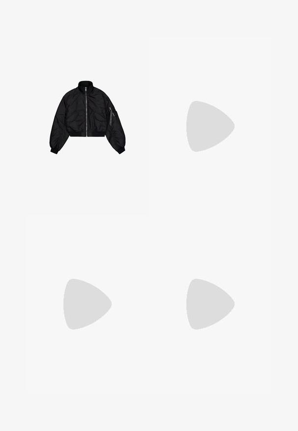 Sort cropped bomberjakke med høj krave, lynlåslukning, elastiske cuffs og to frontlommer. Glat, skinnende tekstur med let glans.; Sort bomulds T-shirt med rund hals. Har hvid tekst, inklusive japanske tegn og "Slurp Away," på venstre brystområde.; Sorte bukser med høj talje, smocksyet taljebånd og elastiske manchetter, løstsiddende gennem hoften og med afsmalnende ben.; Hvide chunky sneakers med overdel i mesh og syntetisk materiale, buet form, tekstureret sål og fremtrædende snøresystem med logo detaljer.