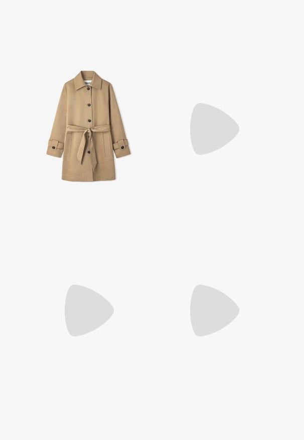 Beige trenchcoat met een ceintuur, grote kraag, sluiting met knopen aan de voorkant en klepzakken. Soepele stof met een getailleerde pasvorm.; Oversized shirt met lange mouwen met marineblauwe en witte horizontale strepen en een ronde hals, met het merk GANT op de mouwboord.; Zwarte cropped broek met een brede tailleband, voorzien van een gladde textuur, taps toelopende benen en zijsplitten aan de zoom voor extra detail.; Zwarte leren platte schoen met een spitse neus, lage hak en een iets open bovenwerk ontwerp. Gladde textuur met minimale stikdetails.
