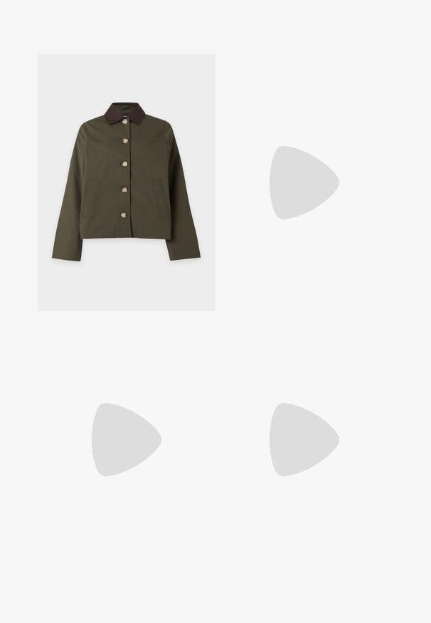 Grüne Jacke zum Knöpfen mit dunkelbraunem Kragen, langen Ärmeln und zwei Vordertaschen, dargestellt vor einfarbig hellem Hintergrund.; Cremefarbener Pullover mit breiten schwarzen Streifen, gerippter Textur und rundem Halsausschnitt. Lange Ärmel mit schwarzen Bündchen.; Olivegrüne, hochtaillierte Hosen mit weitem Bein, zwei vorderen Falten und Knopfdetails am Bund.; Frau in einem schwarzen, gerippten Midikleid mit seitlicher Schlitze, die schwarze Mary-Jane-Ballerinas auf einem Holzboden trägt.