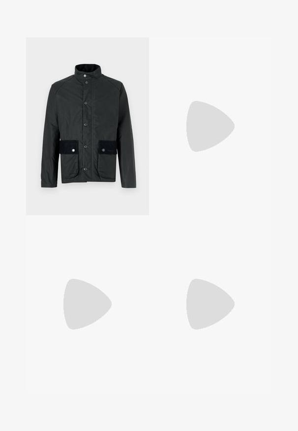 Veste noire avec un col montant, des boutons-pression et deux poches avant ornées d'accent en daim. Fabriquée dans un matériau mat et résistant à l'eau.; Pull bleu marine à manches longues avec col rond et bords-côtes aux poignets et à l'ourlet sur un fond uni clair.; Jean droit bleu foncé avec fermeture avant à boutons et fermeture éclair, poches avant, et détails légèrement décolorés sur les cuisses.; Botte en cuir noir mi-mollet avec des panneaux élastiques sur les côtés, bout rond, petit talon bloc et languette. Présente une texture lisse et un design épuré.